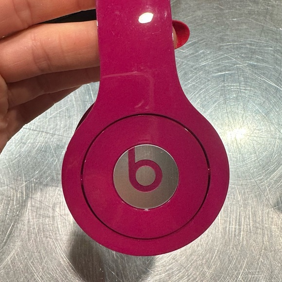 Beats Solo HD Pink Headphones - Picture 10 of 13
